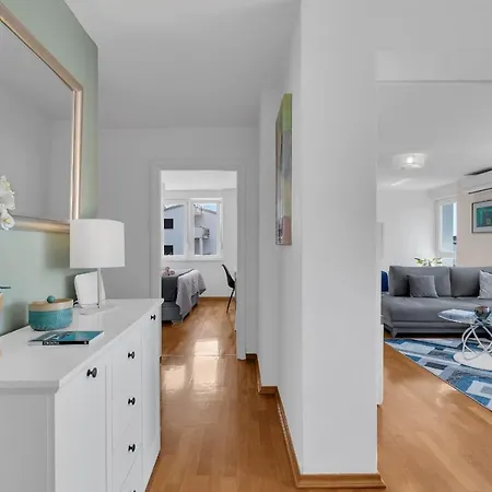 Bay View Apartment *